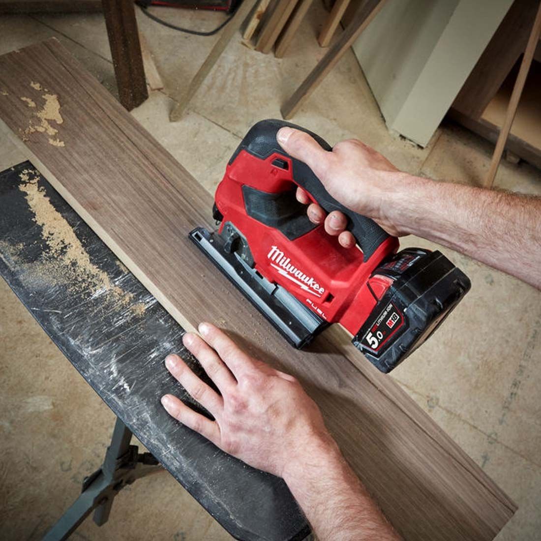Action shot of MILWAUKEE® M18 FUEL Cordless Jigsaw cutting material, showcasing FIXTEC blade clamp and keyless bevel adjustment Action shot of MILWAUKEE® M18 FUEL Cordless Jigsaw cutting material, showcasing FIXTEC blade clamp and keyless bevel adjustment
